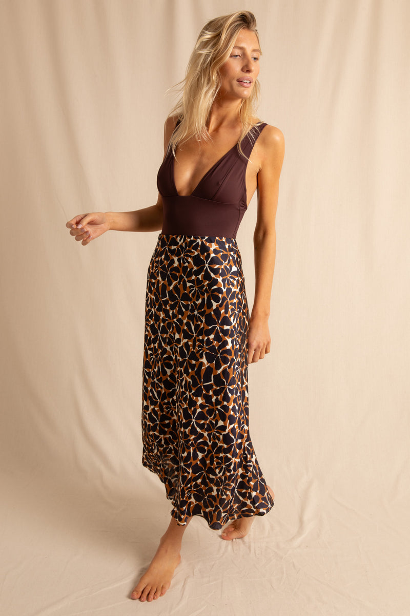 anja prêt à porter skirt l'envoûtante savane plain background