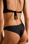 anja bas bikini culotte tanga l'ensorcelant noir close up dos