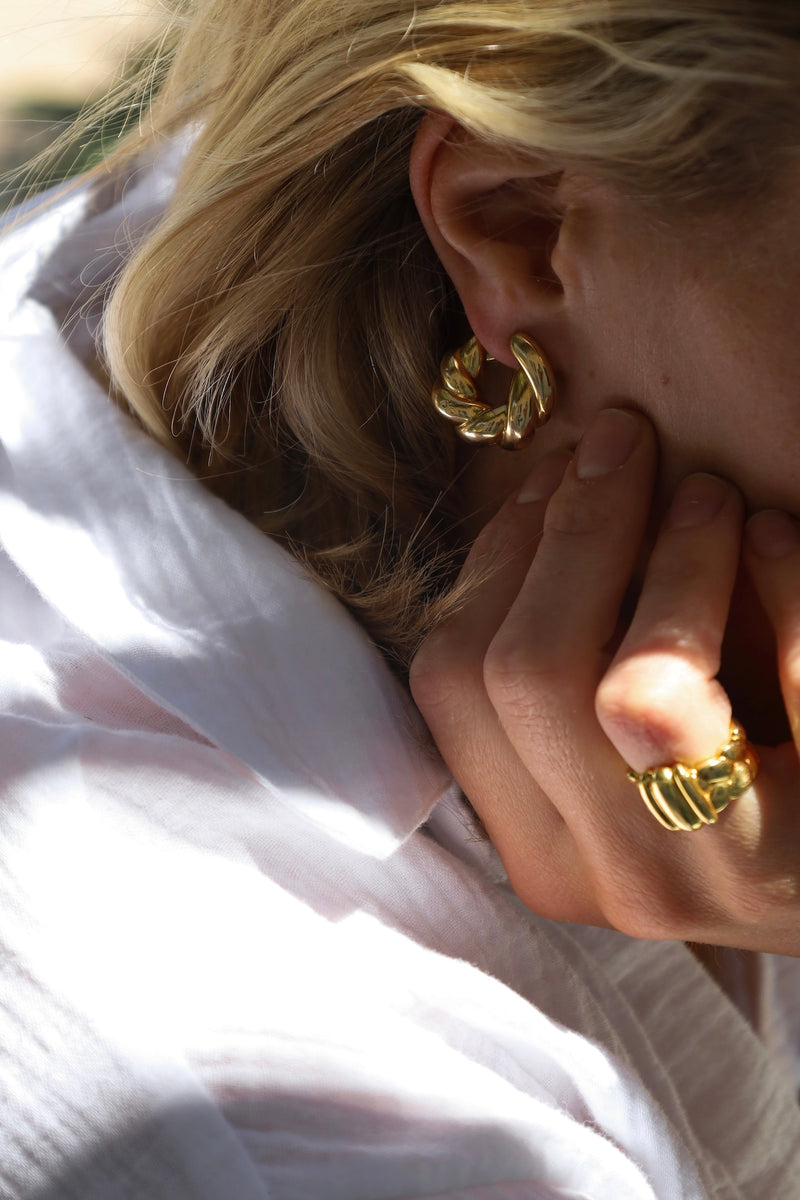 anja x daphine boucles alex or photo campagne