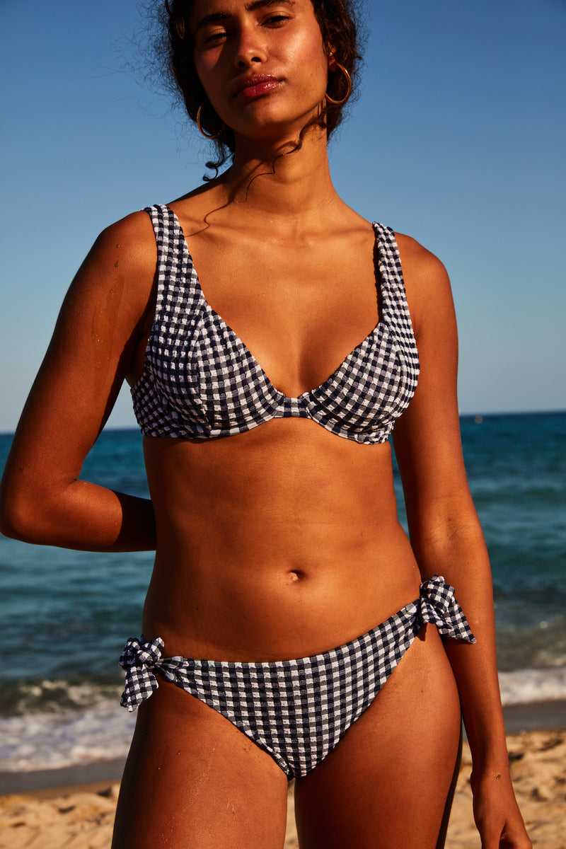 anja bas bikini culotte noeuds l'ensorcelant vichy marine photo campagne