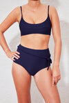 Le mannequin mesure 1m75, fait un bonnet B et porte un 36.